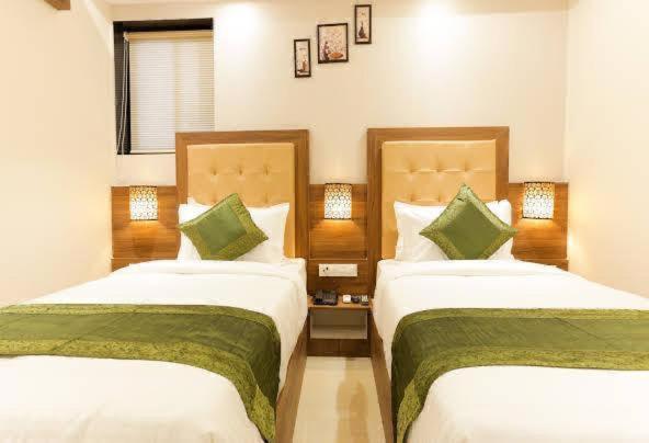 Hotel Skylink Hospitality Next To Amber Imperial Mumbai Exterior photo